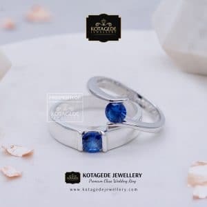 Cincin dengan Batu Hiasan Unik